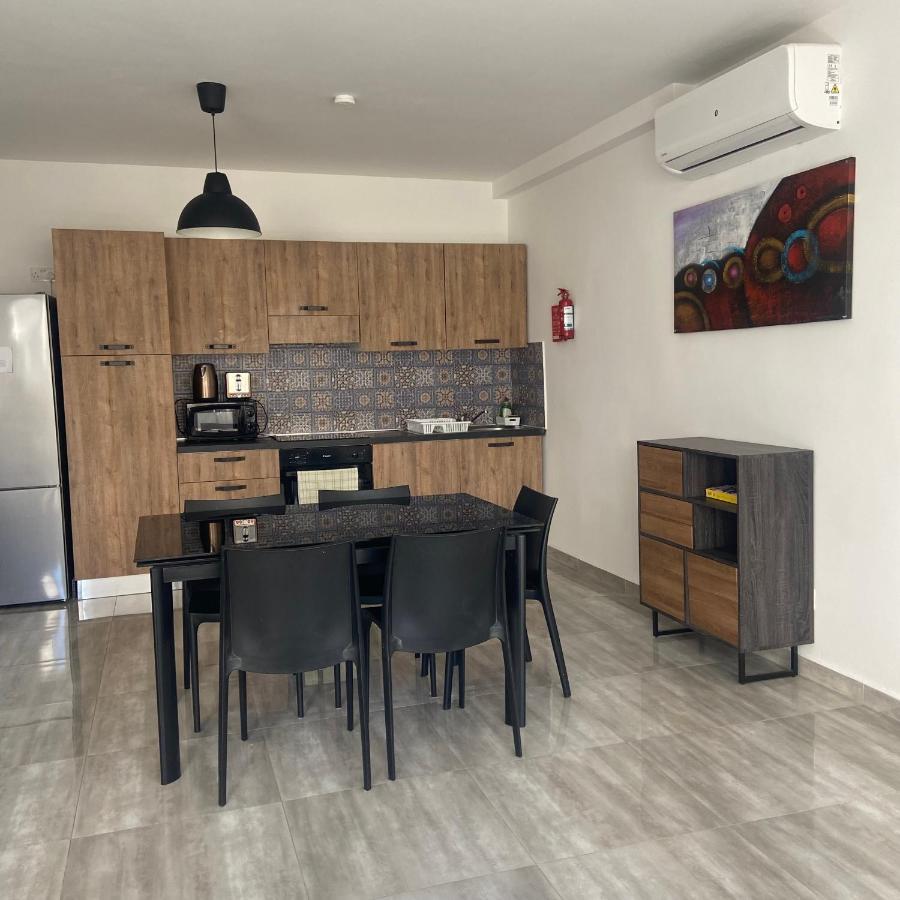 F7 Room 2, Private Bedroom Two Single Beds Shared Bathroom In Shared Flat Msida Esterno foto